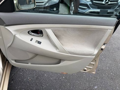Used 2010 Toyota Camry LE FWD image 40