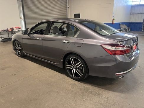 Used 2017 Honda Accord Touring image 5