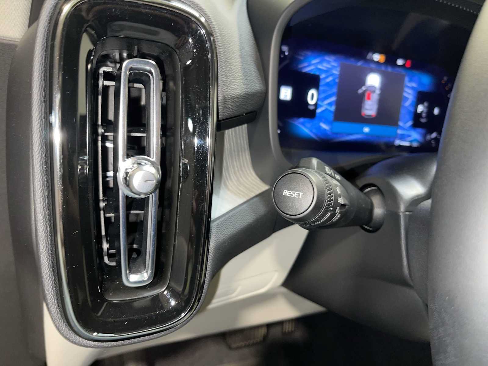 Used 2024 Volvo XC40 B5 Plus w/ Climate Package AWD/4WD image 24