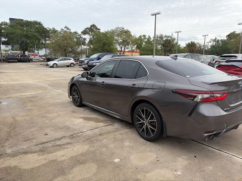 Used 2022 Toyota Camry SE image 3