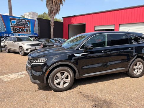 Used 2023 Kia Sorento LX FWD image 3