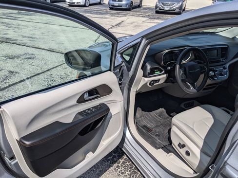 Used 2017 Chrysler Pacifica Touring FWD image 9
