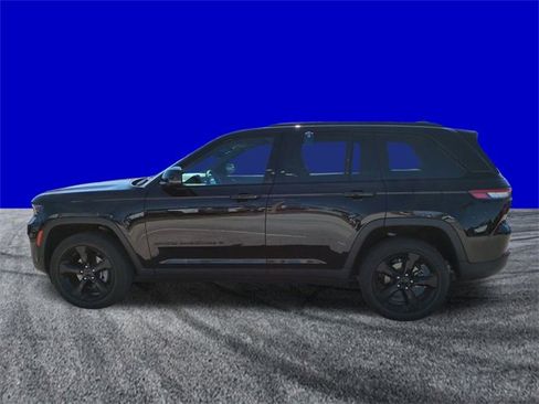 Used 2024 Jeep Grand Cherokee Altitude image 7