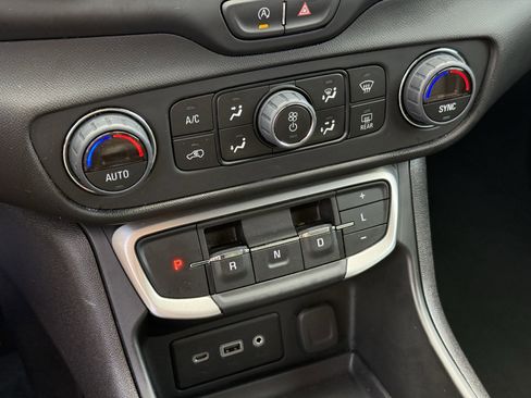 Used 2024 GMC Terrain SLE w/ Driver Convenience Package image 22