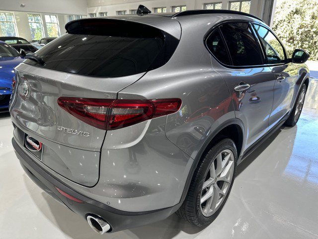 Used 2018 Alfa Romeo Stelvio Ti Sport AWD/4WD image 2