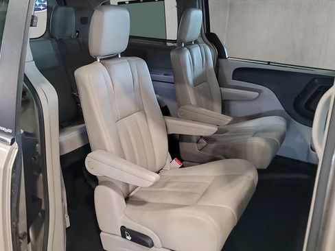 Used 2013 Chrysler Town & Country Touring-L w/ Driver Convenience Group image 33