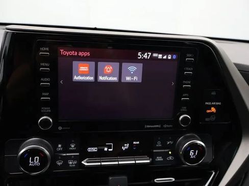 Used 2022 Toyota Highlander LE AWD/4WD image 32
