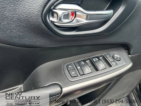 Used 2019 Jeep Cherokee Latitude w/ Popular Appearance Group AWD/4WD image 15