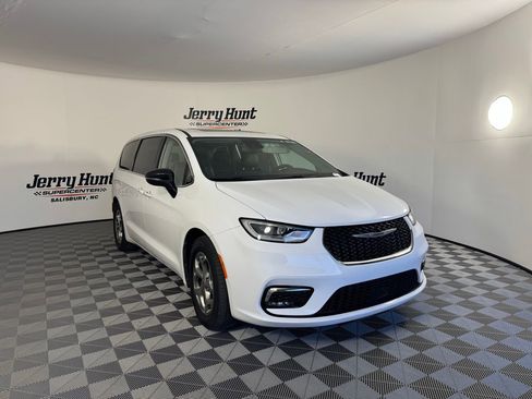 Used 2024 Chrysler Pacifica Limited image 8