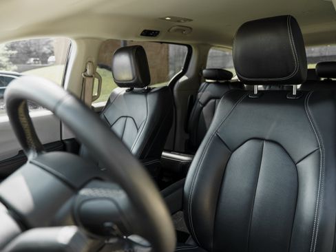 Used 2024 Chrysler Pacifica Touring-L FWD image 19