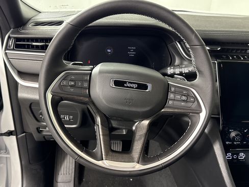 New 2025 Jeep Grand Cherokee Limited image 16