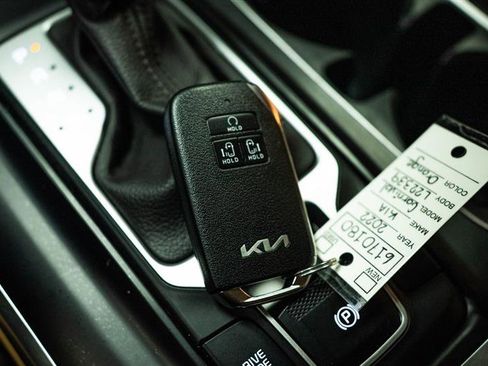Used 2022 Kia Carnival LX FWD image 22
