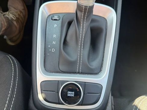 Used 2025 Hyundai Venue SEL FWD image 32