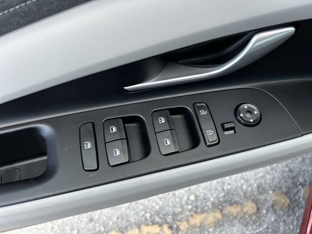 New 2025 Hyundai Elantra Limited FWD image 21