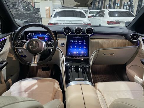 Used 2024 Mercedes-Benz GLC 300 4MATIC image 2