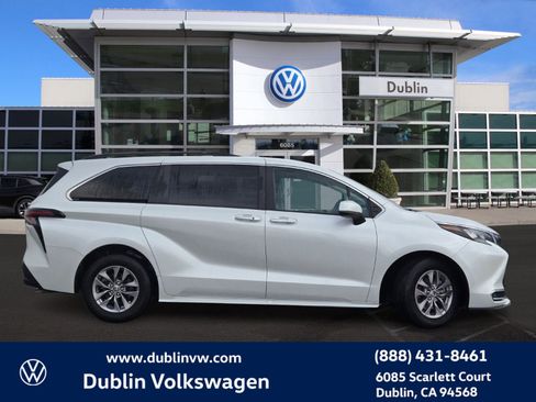 Used 2024 Toyota Sienna XLE image 3