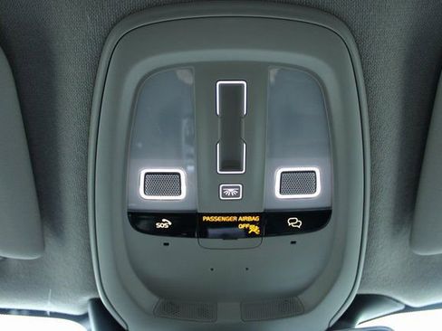 Used 2025 Volvo XC40 B5 Plus image 31