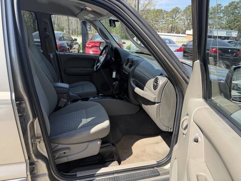 Used 2005 Jeep Liberty Sport image 19