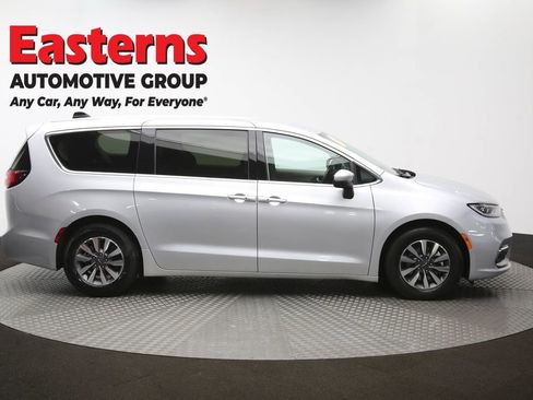 Used 2023 Chrysler Pacifica Touring-L FWD image 47