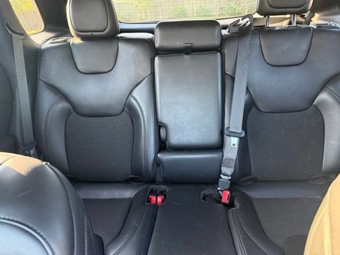 Used 2019 Jeep Cherokee Latitude Plus AWD/4WD image 13