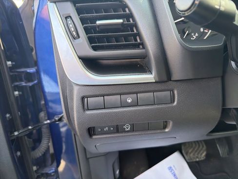 Used 2023 Nissan Rogue SV AWD/4WD image 17
