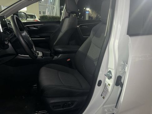 Used 2025 Toyota RAV4 XLE AWD/4WD image 15