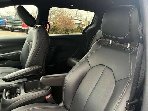 Used 2026 Chrysler Pacifica Select image 9