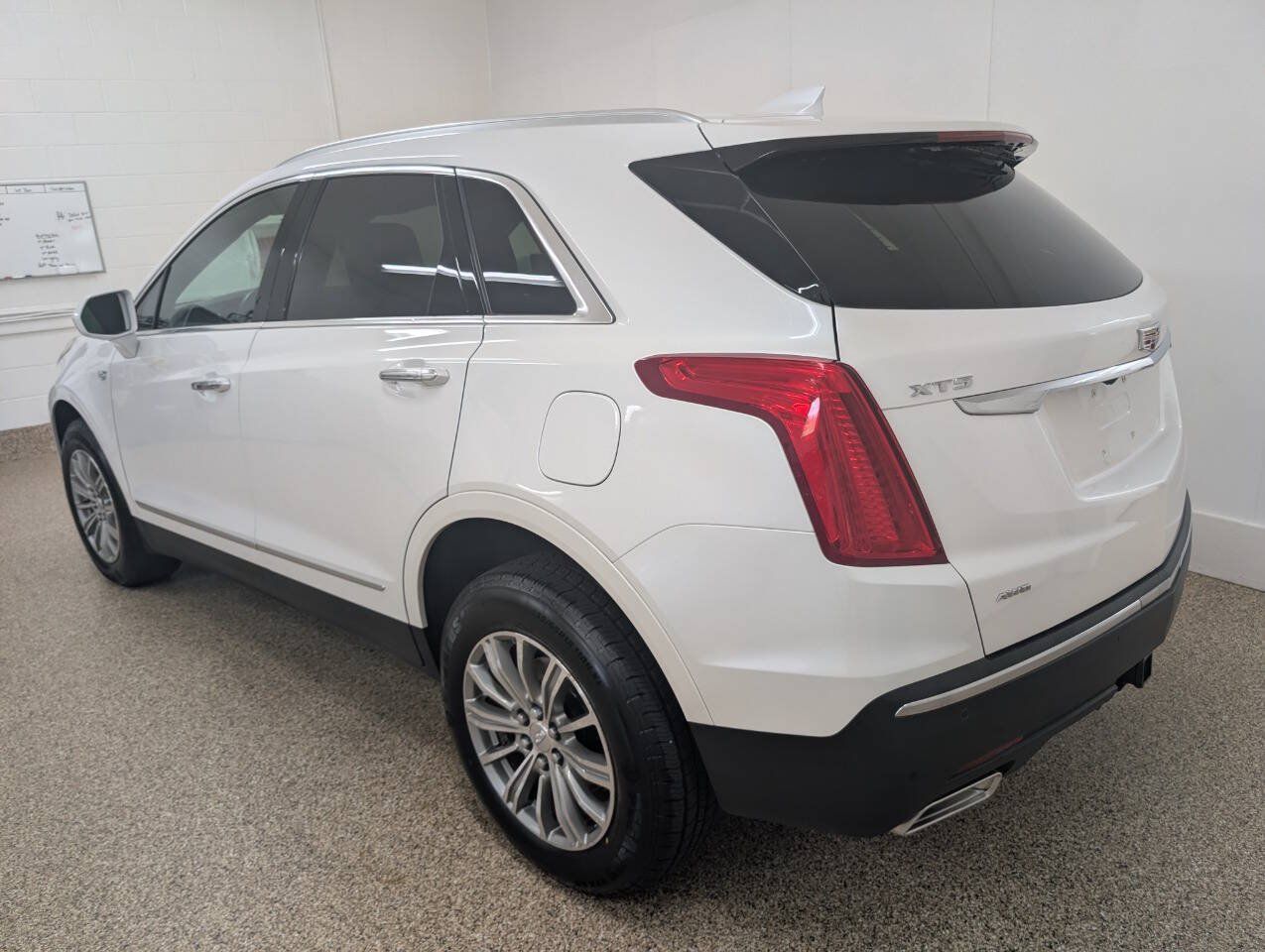 Used 2017 Cadillac XT5 Luxury w/ Driver Awareness Package AWD/4WD image 3