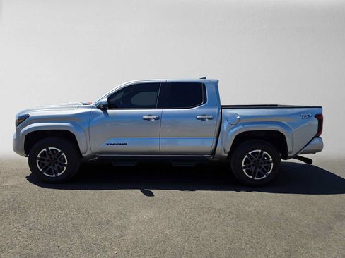Used 2024 Toyota Tacoma TRD Sport w/ TRD Sport Premium Package AWD/4WD image 6