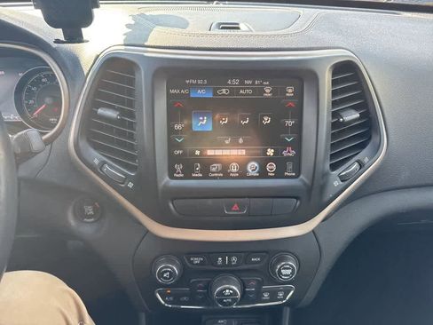 Used 2015 Jeep Cherokee Limited image 23