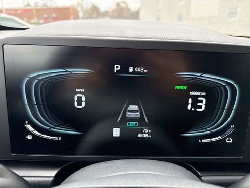 Used 2025 Kia Niro LX image 24