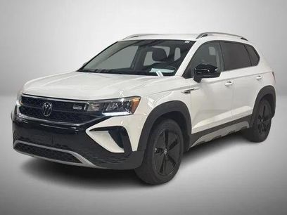 Used 2023 Volkswagen Taos SE w/ Black Wheel Package