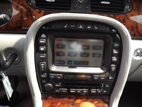 Used 2004 Jaguar XJ8 RWD image 18
