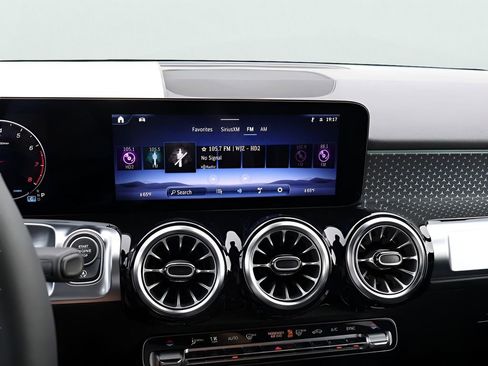 Used 2025 Mercedes-Benz GLB 250 4MATIC image 22