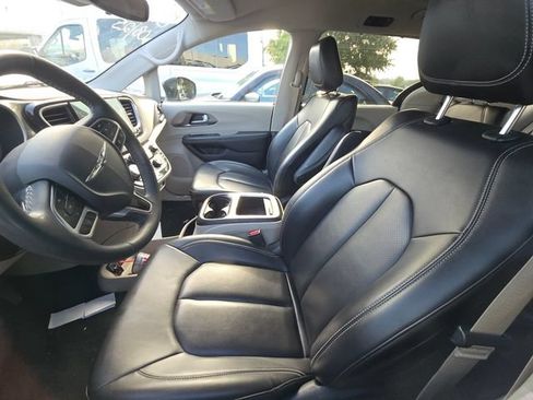 Used 2023 Chrysler Pacifica Touring-L FWD image 4