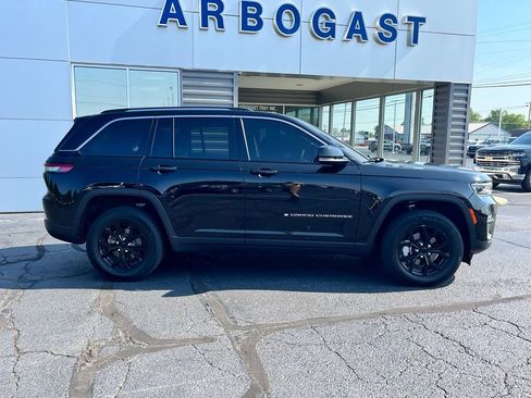 Used 2023 Jeep Grand Cherokee Limited AWD/4WD image 2
