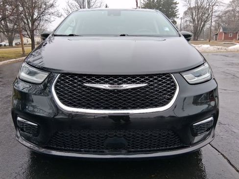 Used 2024 Chrysler Pacifica Touring-L image 2