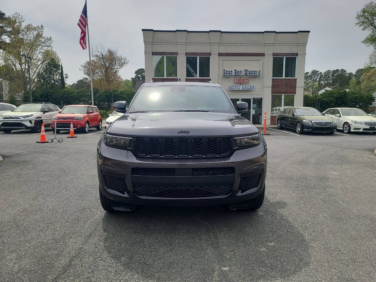 Used 2023 Jeep Grand Cherokee L Laredo RWD image 2