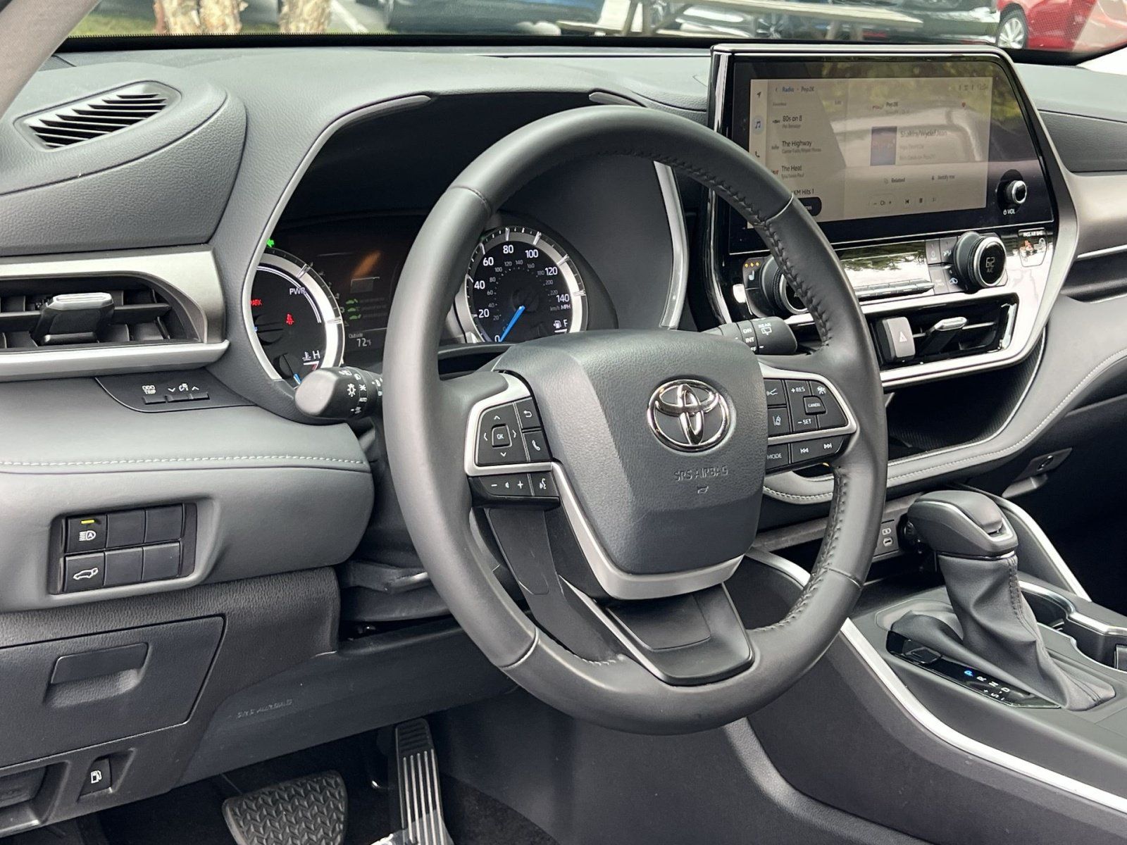Used 2024 Toyota Highlander XLE AWD/4WD image 15