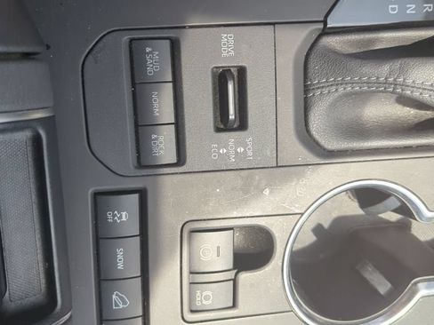 Used 2022 Toyota Highlander XLE AWD/4WD image 11