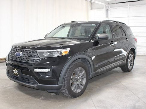 Used 2021 Ford Explorer XLT w/ Equipment Group 202A AWD/4WD image 4