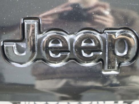 Used 2023 Jeep Cherokee Altitude Lux image 12