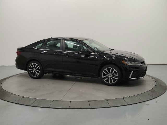Used 2025 Volkswagen Jetta SE FWD image 9