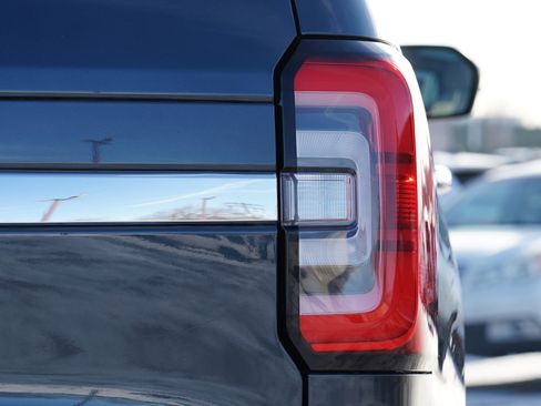 Used 2022 Ford Expedition Limited image 12