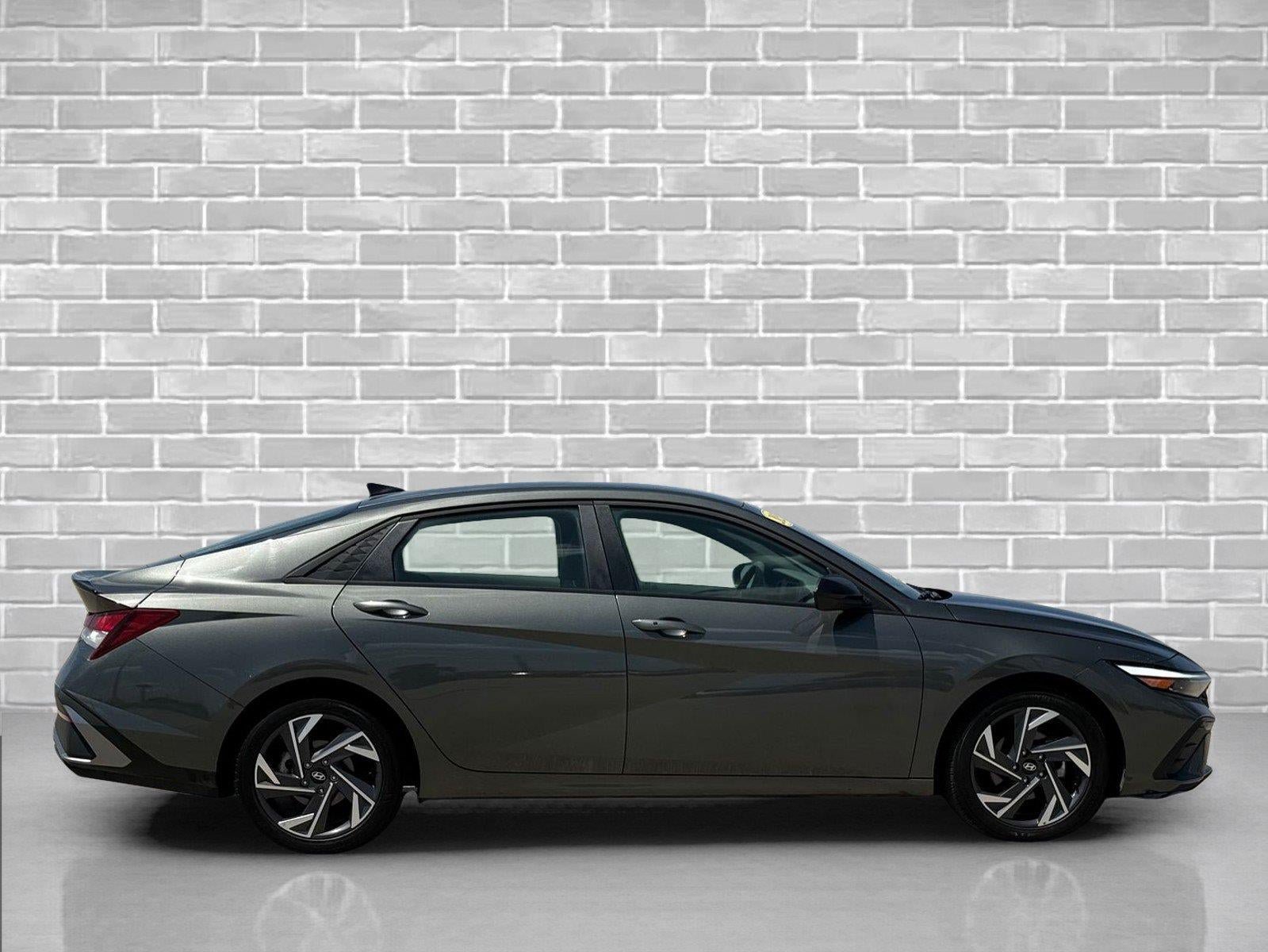 Used 2025 Hyundai Elantra Sport FWD image 4