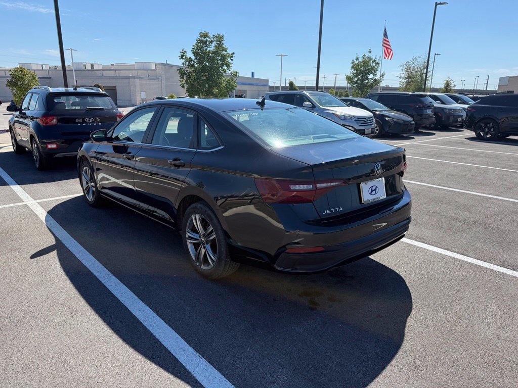 Used 2024 Volkswagen Jetta SE FWD image 3