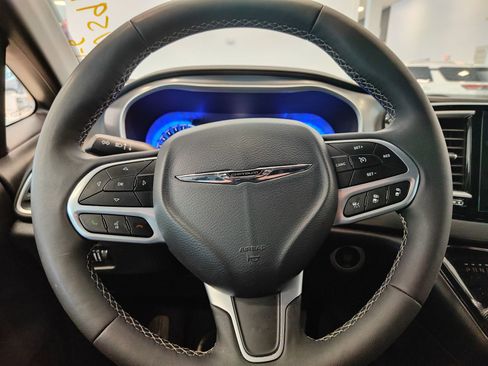 Used 2025 Chrysler Pacifica Select image 13