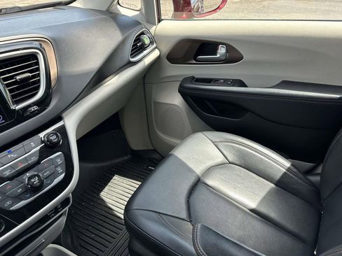 Used 2017 Chrysler Pacifica Touring-L FWD image 28