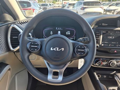 Used 2025 Kia Soul LX w/ LX Technology Package FWD image 14