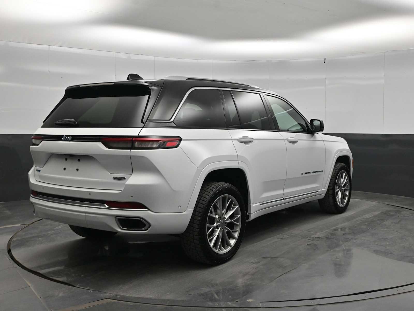 Used 2022 Jeep Grand Cherokee Summit w/ Advanced Protech Group IV AWD/4WD image 6